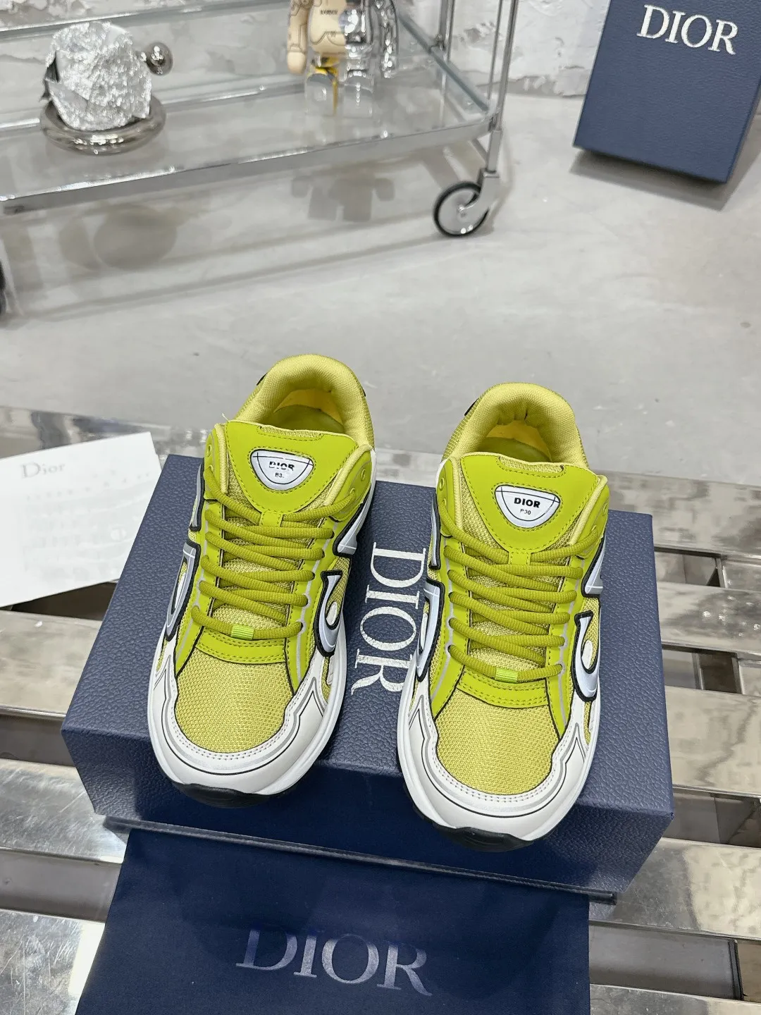 Men's men's shoes 💰600❤️❤️❤️High version Dior Dior's latest color matching B30 series reflective dad sneakers original 17380💰 purchased for development and production Brand new B30 sneakers Dad Shoes style shoes that follow the trend of the retro market The Dior logo on the tongue also indicates that this pair of shoes is the B30 model! B30 uses fine-textured leather and mesh cloth materials to form a shoe body. There are conspicuous letters CD on both sides of the shoe body to indicate identity. Many lines on the shoe body outline details to make the shoes look less monotonous and full of retro flavor. The delivery counter is exquisitely packaged🛍📦 ▪️Fabric: Original customized technical fabric + mesh ▪️Inner lining: Customized breathable lining ▪️Outsole: Original molded IP foam + TPU outsole ▪️Sole thickness: 3.5CM ▪️Size: Women’s size 35-40 / Men’s size 39-46